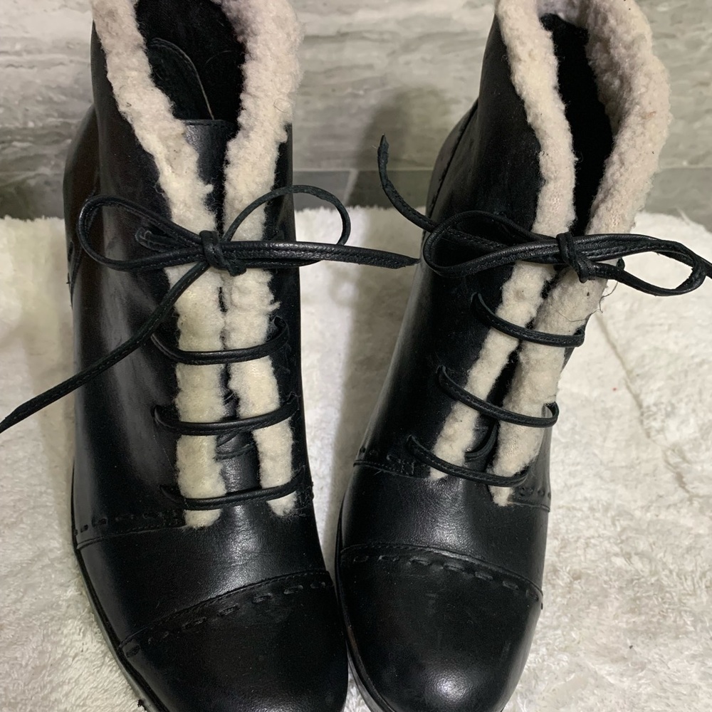 AEROSOLES Black Leather Lace-Up Ankle Booties with Cream Shearling Trim